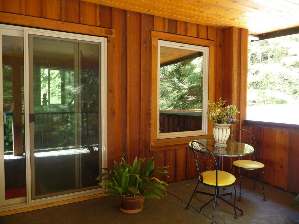 Davis Brook Retreat Bed & Breakfast Sechelt Exterior photo