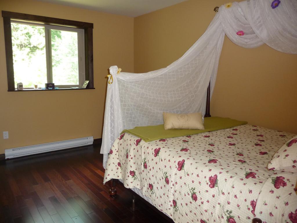 Davis Brook Retreat Bed & Breakfast Sechelt Exterior photo