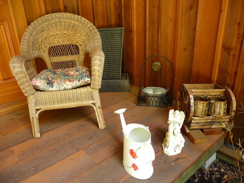 Davis Brook Retreat Bed & Breakfast Sechelt Exterior photo