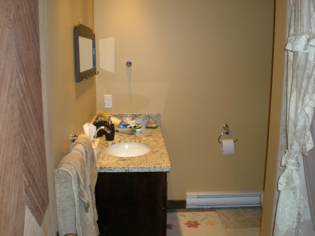 Davis Brook Retreat Bed & Breakfast Sechelt Room photo