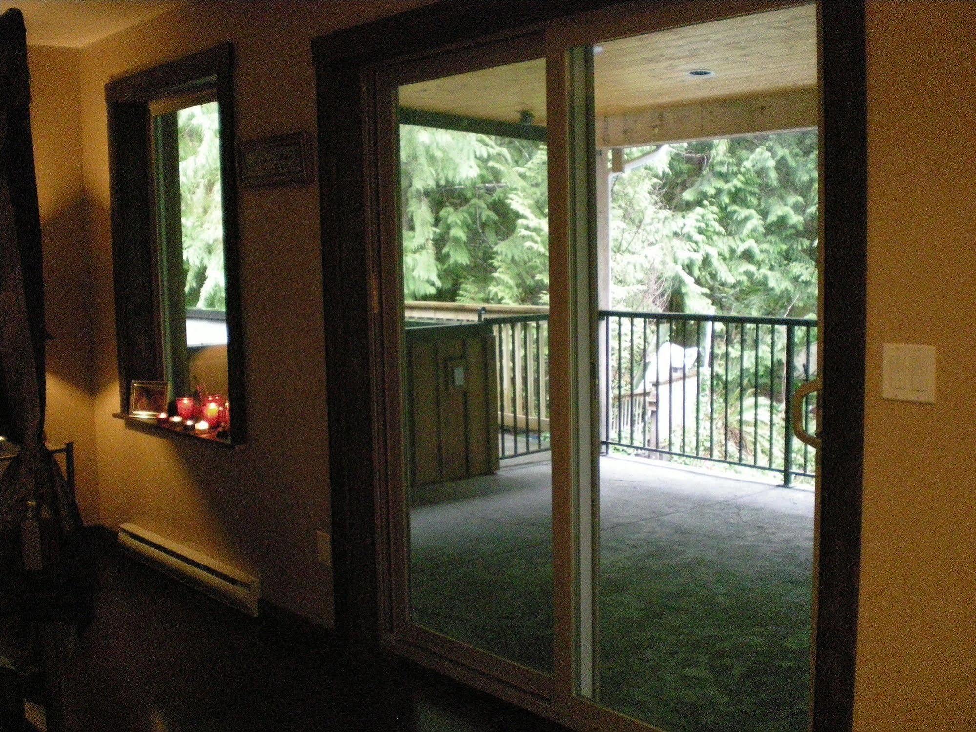Davis Brook Retreat Bed & Breakfast Sechelt Exterior photo